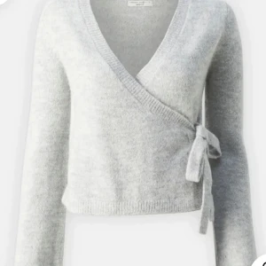 Gina knitted wrap tröja - Jag vill sälja min jätte snygga gråa stickade tröja från gina som är slutsåld på hemsidan i alla storlekar❤️pris kan diskuteras vid snabb affär❤️