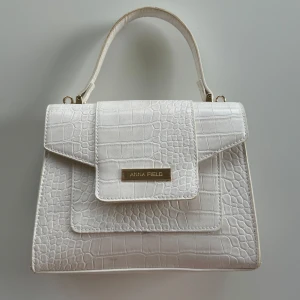 Anna Field Handväska i Cream White 🤍 - Väldigt snygg väska men kommer inte till återvinning. Bara använt typ 3 gånger, den har ett lite märke på framsidan men syns knappt. Säljer för 150! 💘💘Skriv om intresserad eller vill ha mer bilder <3