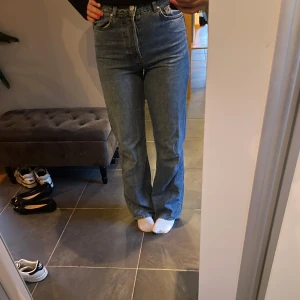 Mörkblå jeans straight fit  - Supersnygga långa mörkblå jeans.  Sitter snyggt i lite loose fit. Sparsamt använda i fint skick. Långa i benen, storlek w28 Skriv angående frågor osv 💗