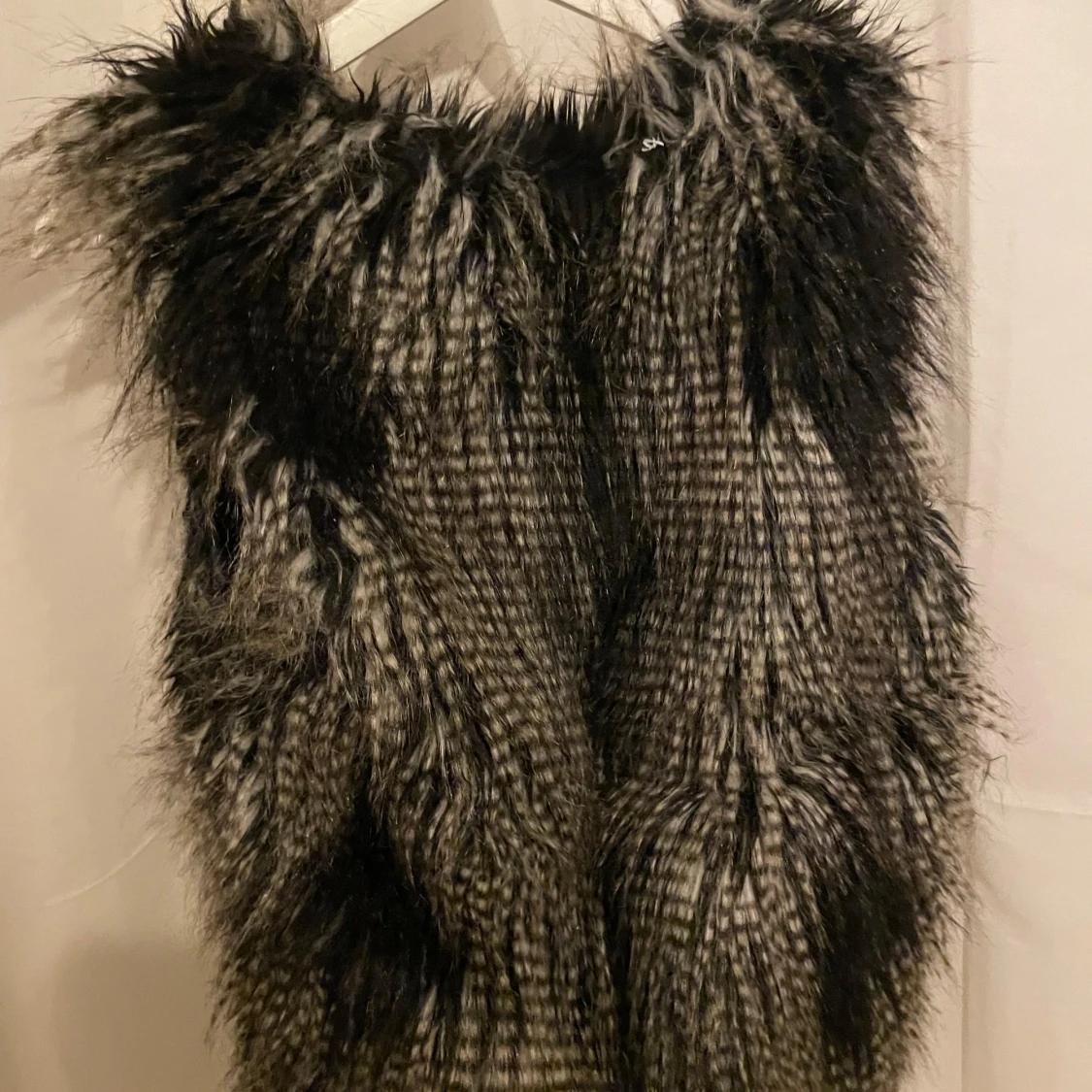 Svart och grå pälsväst - 91