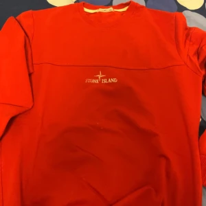 Stone Island - Hej jag säljer min Stone Island tröja som jag inte använder mer, inte riktigt min stil längre. Pris kan sänkas endast vid snabbaffär!
