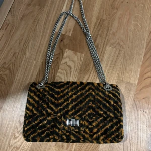Väska - Använd 1-2 gånger Max, inte min stil på väska fick i present och där av säljer jag den. Super rymlig och bekväm. Ny pris omkring 2000kr