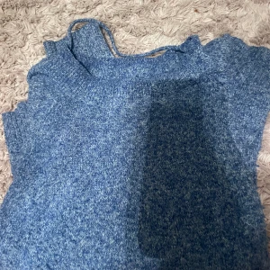 Stickad tröja  - Säljer stickad tröja från Veromoda, den är lite knoppning men den är fortfarande fin i storlek xs