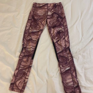 Träningstights - Använda en par gånger men är i gott skick, storleken har suddads ut men skulle gissa att det är 146/152. Sälj för att de är för små 