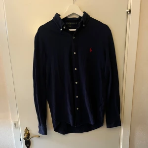 Ralph lauren skjorta  - Säljer denna riktigt fina Ralph Lauren skjorta i fint skick || modellen är 182 o väger 70 kg o skulle säga att den är lite stor men funkar || storlek M || färg mörkblå o är riktigt snygg enligt mig || frågor?