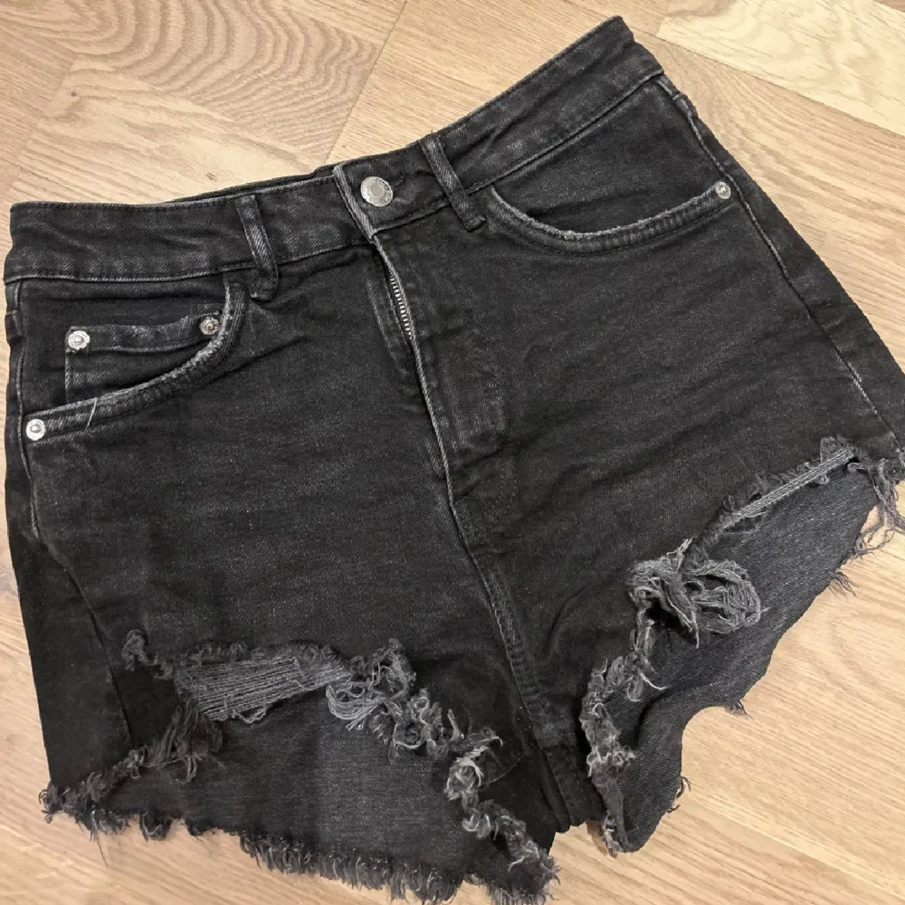 Jätte fina zara jeans shorts som aldrig används . Shorts.