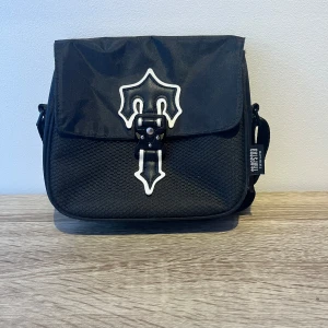 Trapstar väska  - Säljer en superfin oanvänd trapstar väska. Den är i ny skick och super bra kvalite. Väldigt fina och noggranna detaljer. Har man några frågor eller vill ha mer bilder är det bara att höra av sig 👍