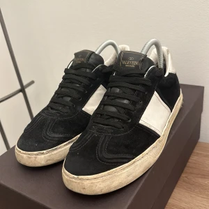 Valentino flycrews  - Säljer dessa valentino flycrews på grund av att jag inte använder dom längre. Sulan är limmad hos en skomakare men de limmet som syns på sista bilden  allt extra kommer. lossna tillslut köpte dom här på Plick för 4400  Låda alla nitar sitter