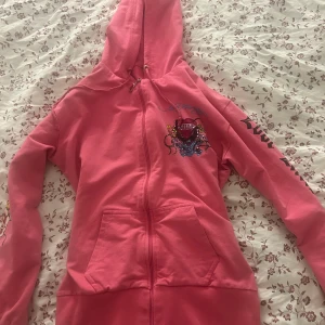 Rosa edhardy tröja💝 - Jätte fin i skick har en pytte liten mörk fläck som man kan se på bild 1 och 2 men inget man lägger märket till. Står XL i den men den är liten i storleken och passar mig som har M bra. Skriv om ni har fler frågor, skicka gärna prisförslag❣️