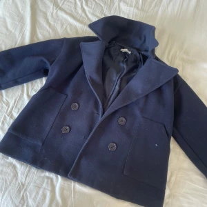 Design by si kappa - Säljer min marinblåa superfina kappa från design by si, använd fåtal gånger i vintras och i superfint skick!💗