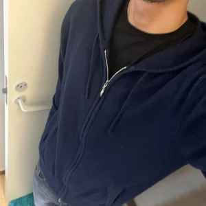 Kashmir Hoodie  - Säljer en snygg och bekväm mörkblå 100% Kashmir zip Hoodie.  Jag har haft den i 3 månader ungefär och den har inga defekter. Köpte den för 1200kr ungefär. 