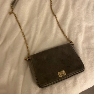Grå väska  - Grå väska i mocka materiel, minns inte vart denna är ifrån. 30kr
