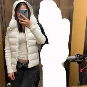 Moncler cardigan - Hej,säljer min moncler jacka då jag ska köpa en ny❤️ köpte den på plick och har inte används så många gånger eftersom att den inte satt så bra på mig. Jackan är i storlek s och är gamla modellen, den är äkta och priset kan sänkas vid snabb affär❤️