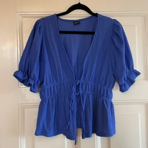 Härlig blå blus gina - En härlig blå blus från Gina i populär modell. Endast använd en gång! Storlek M