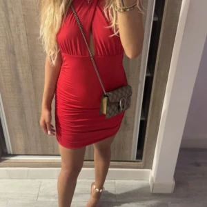 Röd kortklänning  - Säljer denna fina röda kortklänningeb, Super skön & fin!❤️