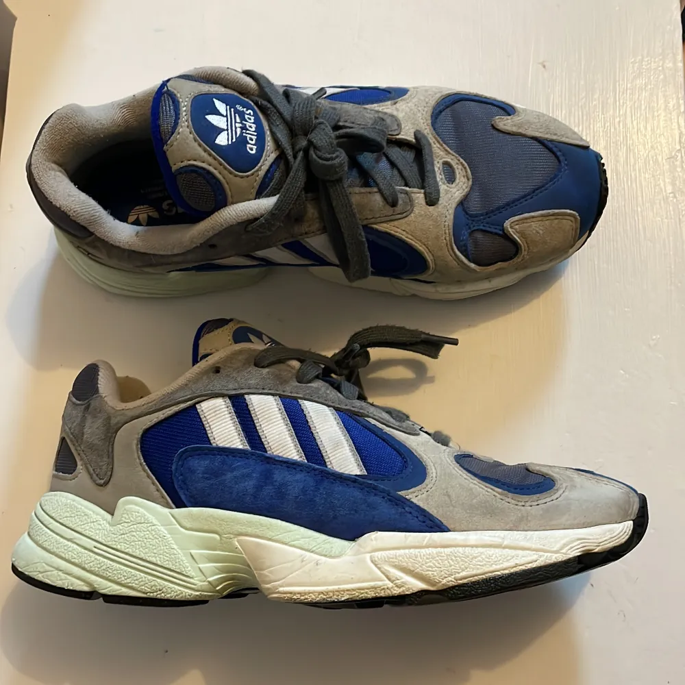 Adidas skor i modellen falcon. Använda men i hyfsat bra skick. Storlek 40 2/3. Skor.