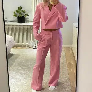 Rosa kostymbyxa och matchande croppad blazer från Gina tricot. Använd 2 gånger 💕💖💘💞💓