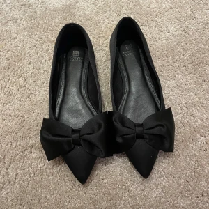 Ballerinaskor - Ballerinaskor med spetstå och rosett. Köpta på Zalando och använda vid 1 tillfälle 💘