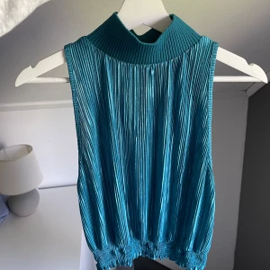 Festtopp  - Snygg och unik topp från zara i nyskick🩵
