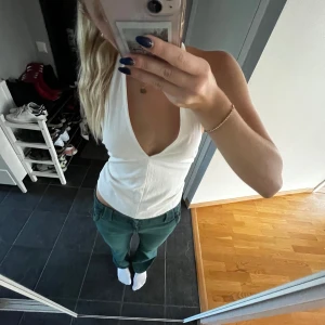 Halterneck topp  - Jättefin vit halterneck topp som passar till allt. Öppen i ryggen som man knyter där bak.