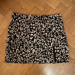 Leopard kjol med slits - Kort kjol med slits på ena benet. Sparsamt använd i fint skick.
