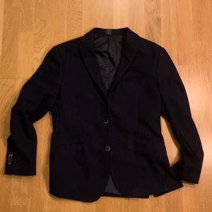 Springfield stickad kavaj marinblå - Säljer denna snygga springfield kavajen. Stickad och marinblå. Skick 9/10. Storlek small  