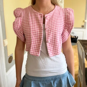 Rutig bolero - Så så söt rutig bolero med coola ärmar!!💕säljs pga används ej!💘