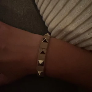 Valentino armband - Säljer även syrrans valentino armband som är brunt/beige. Lite slitet men syns inte när det sitter på! Priset kan diskuteras vid snabbt köp 