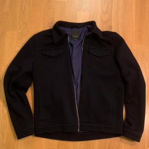 Sand marinblå jacka - Säljer denna snygga marinblå jackan från sand. Skick 10/10. Storlek 50