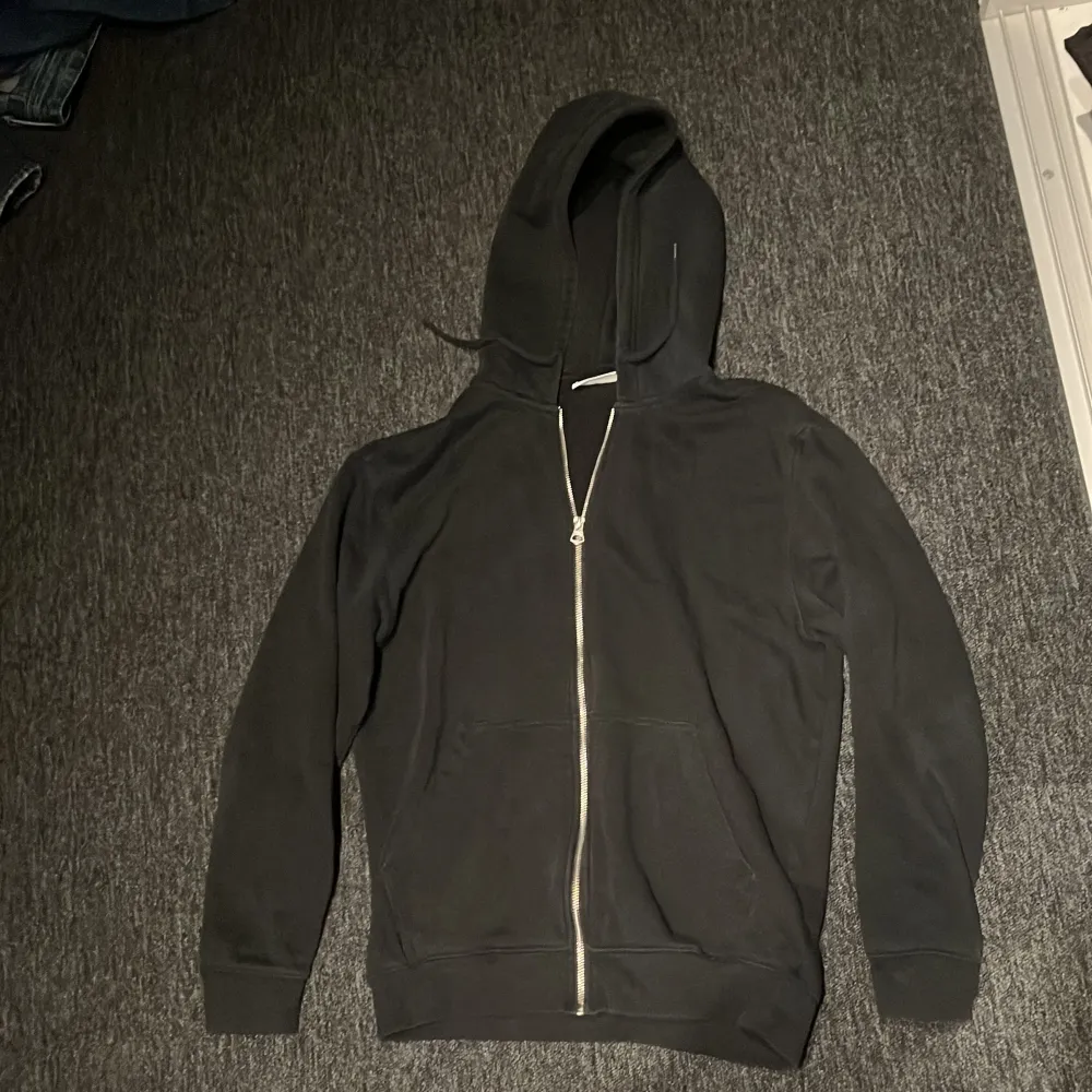 Tja säljer denna weekday zip hoodien eftersom dem inte används hör gärna av er 🙌 Skick 10/10. Hoodies.