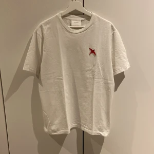 Axel arigato t-shirt - T-shirten är i ny skick