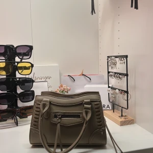 Snygg väska - Snygg väska från Gina tricot, använd fåtal gånger💗  tryck gärna på köp direkt! 