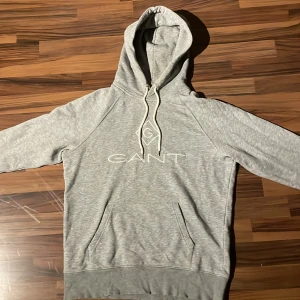Gant hoodie - Hej, säljer min super snygga Gant tröja. Skicket är väldigt bra, finns inga Felix den. Storleken är M fast sitter närmare som storlek S. Nytt pris för den ligger på 1199 fast säljer den för endast 349. Priset går att diskutera.