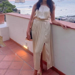 Zara satin maxiklänning - Säljer den här vackra satin klänning från zara. Jätte fin men är redo för att sälja den. Köptes för 399kr.