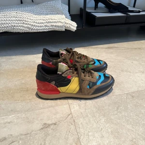 Valentino rockrunner - Valentino rockrunner  Storlek: 41  Skick: 8,5/10 Pris: 1299:-  Garanterar äktighet ✅  Skriv pm för mer information 