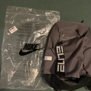 Nike elite bag  - Säljer en helt ny Nike elite väska till ett bra pris