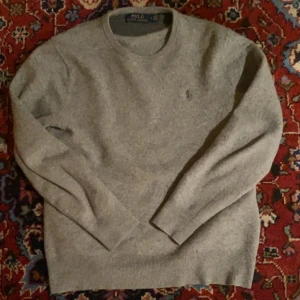 Ralph lauren tröja - Tvär fet Ralph lauren tröja 👕 Tyvvär har den krympt i tvätten passar dig som är 155-165 🤩 Den är 100% ull✅