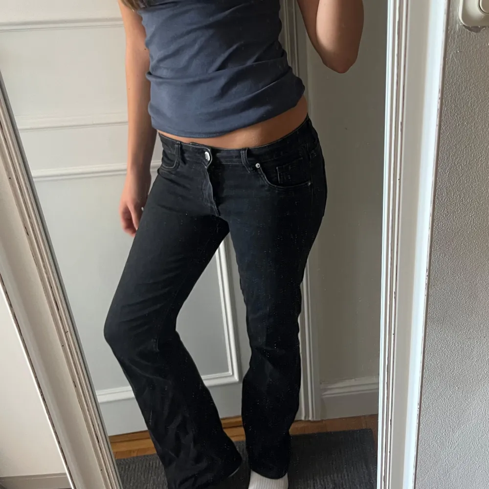 Svarta så najs lågmidjade bootcut jeans⭐️⭐️ sitter perfekt jag är 169 cm. Jeans & Byxor.