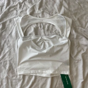 Vitt linne  - Ett vitt linne som är lite genomskinligt.