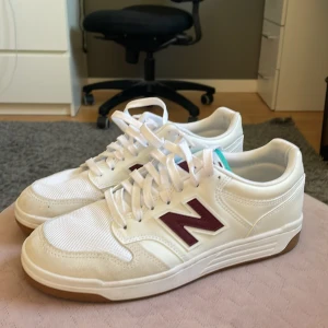 New Balance skor - 42, 9,5/10! Använt endast 2 gånger. Lite små skitiga på högra skon! Går att torka bort! Annars sköna retro skor! 