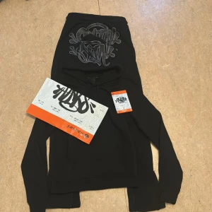 Syna World Tracksuit - Hej säljer nu min syna world tracksuit då jag inte längre är i behov av den. Använd 2-3 gånger. Skicket är 10/10 Pris går att diskuteras. Köpt hos NO SAUCE THE PLUG kvitto finns. Och samt alla tillbehör så som keychain påse osv. Mvh Darin 🤩