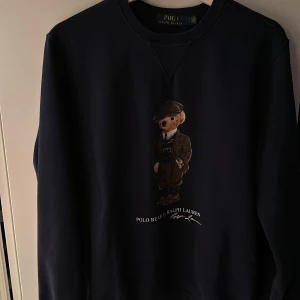 Ralph Lauren tröja  - Ralph Lauren tröja i nyskick. Inga defekter.  Storlek S men sitter som M. Skriv vid frågor eller funderingar!