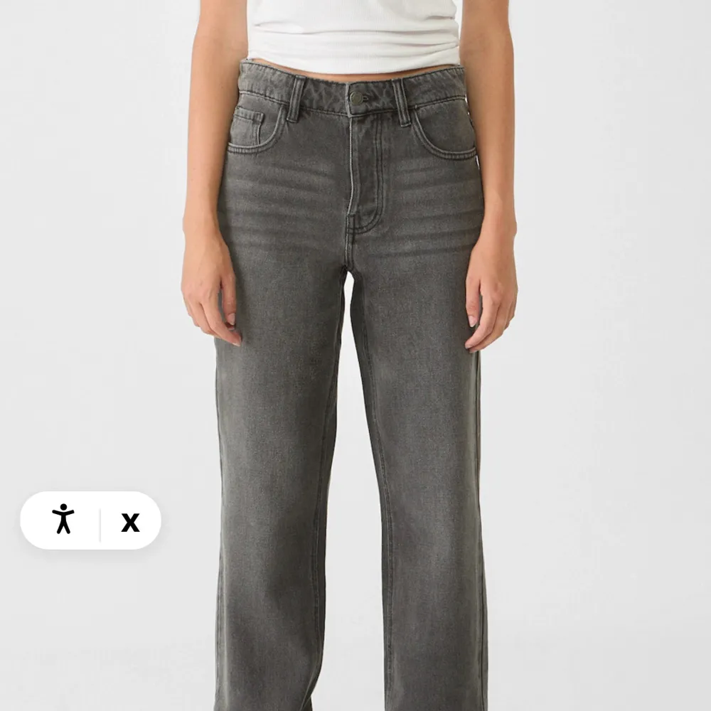 Raka jeans i grått med medelhög midja, säljs pga förstora . Farkut & Housut.