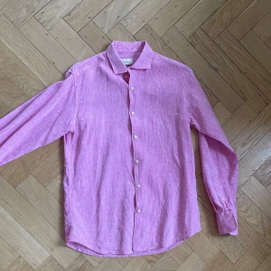Rosa linne Skjorta - Säljer nu min snygga rosa linne skjorta i storlek S. Skjortan är köpt i marbella för drygt 100€. Mitt pris 249. Tröjan är i nyskick och har knappt använts. Skriv till mig om ni har några frågor och funderingar!