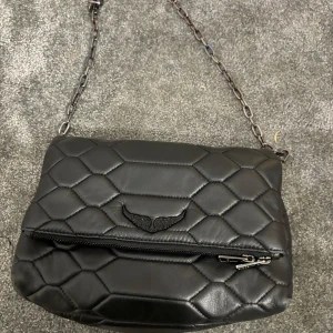 Zadig väska - Svart Zadig väska använt få gånger köptes julen 2022. Säljer för att inte använt på ett tag och priset är diskuter bart 