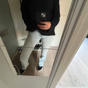 Pull & bear jeans storlek 32 - Säljer nu dessa ursnygga pull and bear jeans i storlek 32 då de tyvärr blivit för små. Hör av er för egna bilder eller frågor. OBS är några ”ler” fläckar på jeansen som ja haft svårt att få bort, men ingenting som syns så mycket 💓