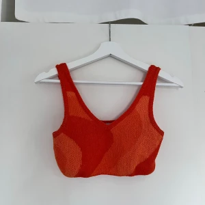 Stickad sommartopp  - Orange stickad sommartopp från weekday. Bra skick.