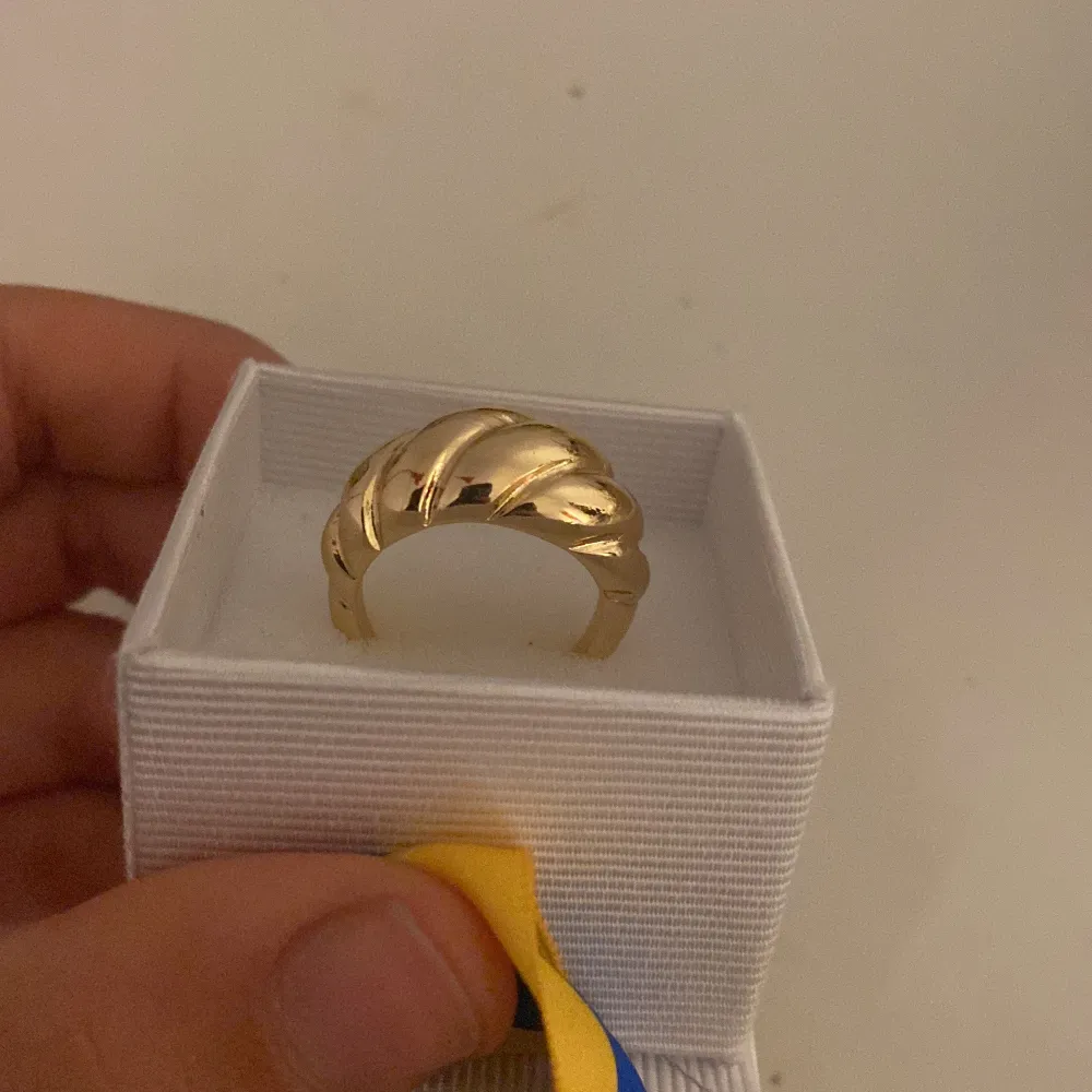 Säljer denna helt nya trendiga ring som jag fixk i present. Den e väldigt fin och väldigt fin detalj till olika outfits. Bjuder på frakten ❤️. Accessoarer.