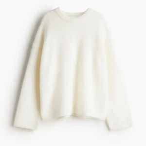 Mohair tröja H&M - Säljer min helt slutsålda trendiga mohair tröja från hm. Nyskick🤍 säljer för orginalpris. Köp direkt för 700kr 