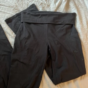 Gina tricot yogapants grå - Ett par gråa yogapants från gina tricot. Använda fåtal gånger då de var lite stora redan när jag köpte de. (Det vita på ena benet på första bilden är bara någon tråd som råkade hamna där)
